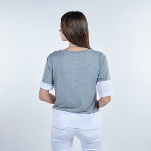 Camiseta de doble tejido de algodón manga corta con detalle de ropa en bajo