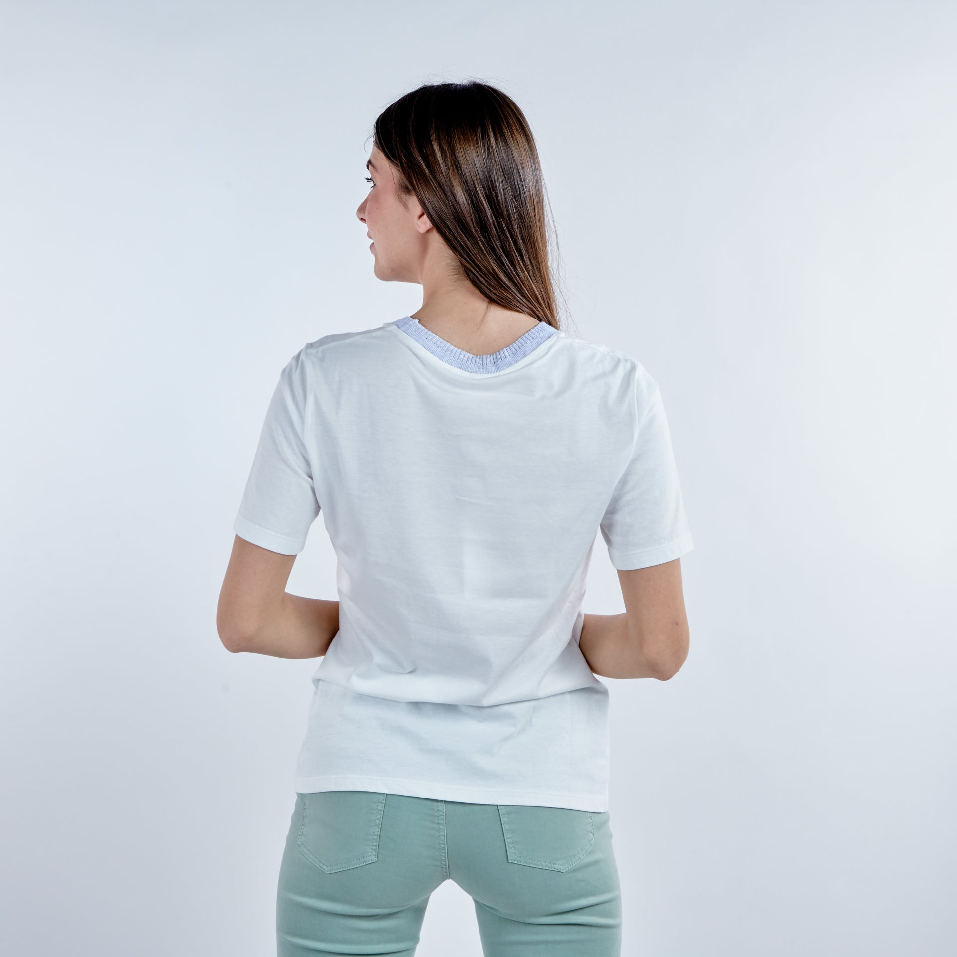 Camiseta de algodón manga corta con detalle de punto en el escote