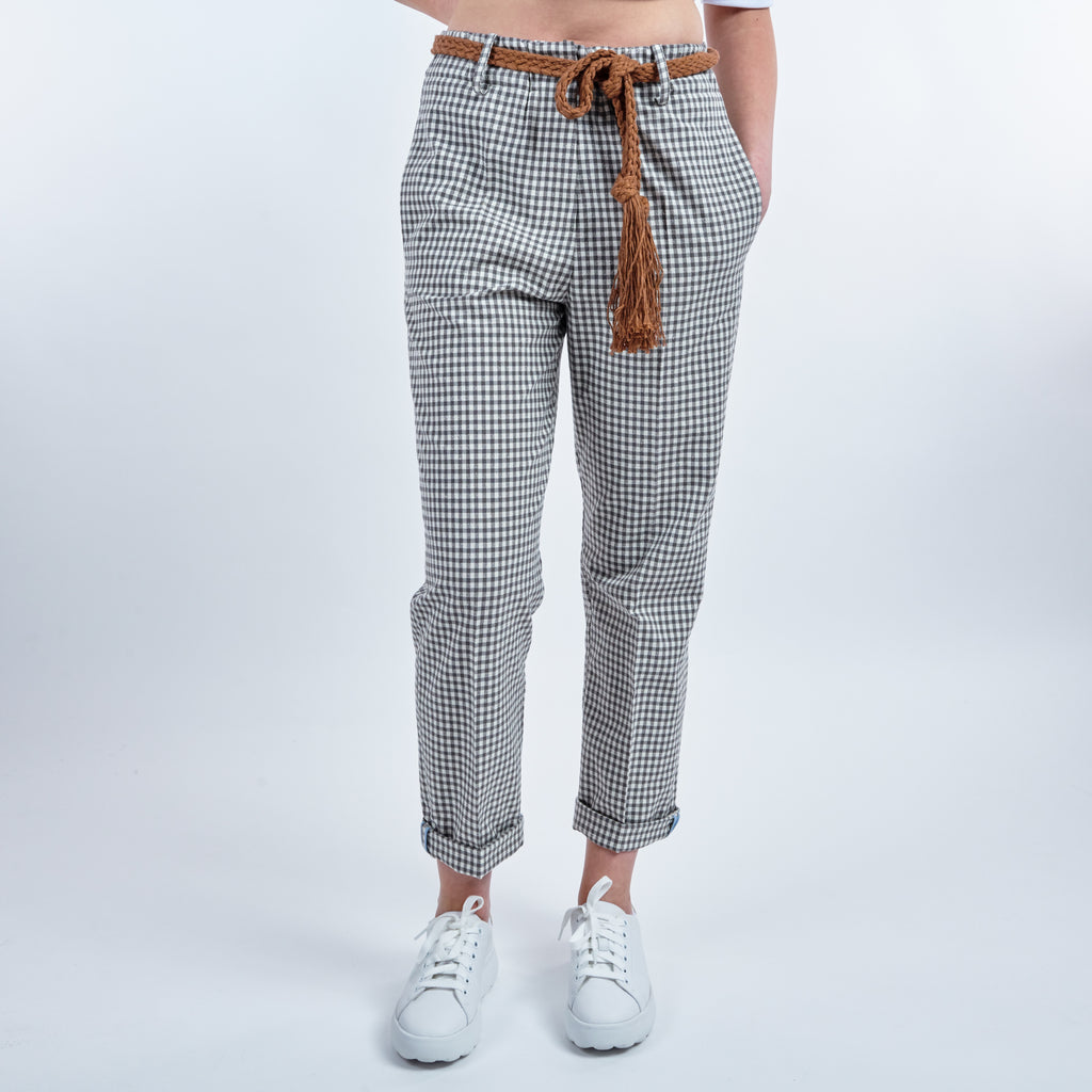 Pantalón recto de algodón a cuadros vichy gris y blanco con cinturón de cuerda
