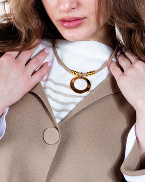 Gargantilla de cuello con medallon de oro