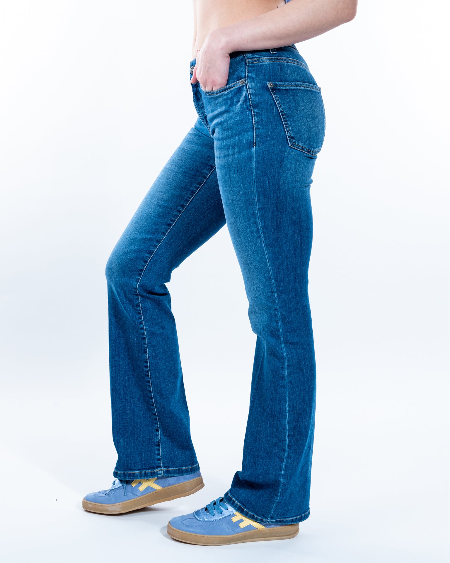 Pantalón tejano acampanado