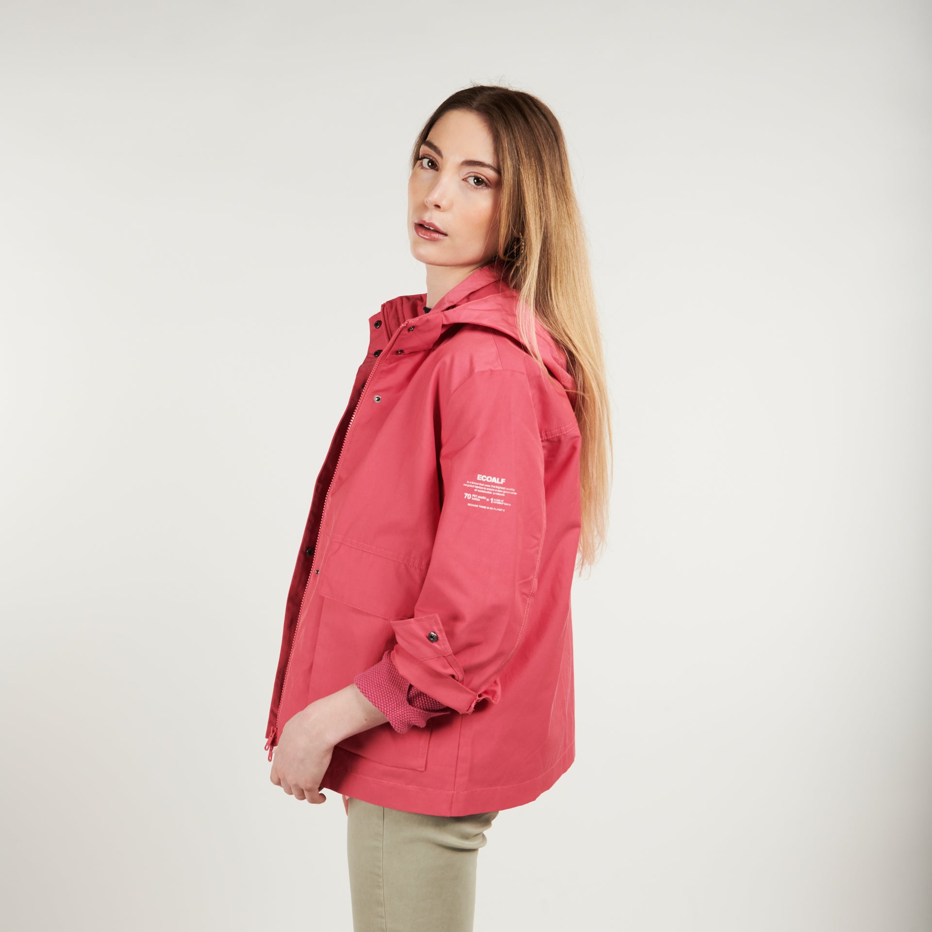 Parca sport sostenible con cremallera y capucha desmontable