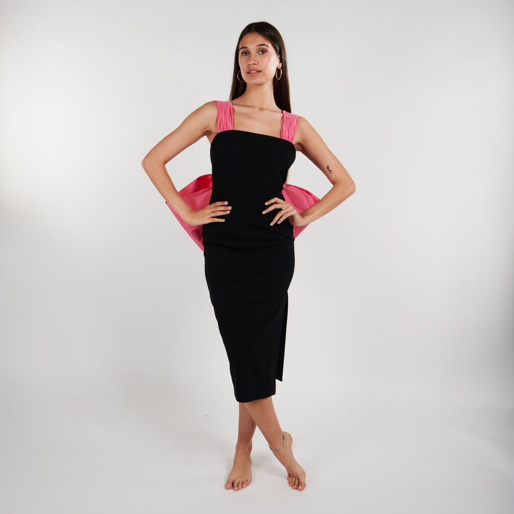 Vestido negro con tirantes y lazo XL trasero de tafetán rosa